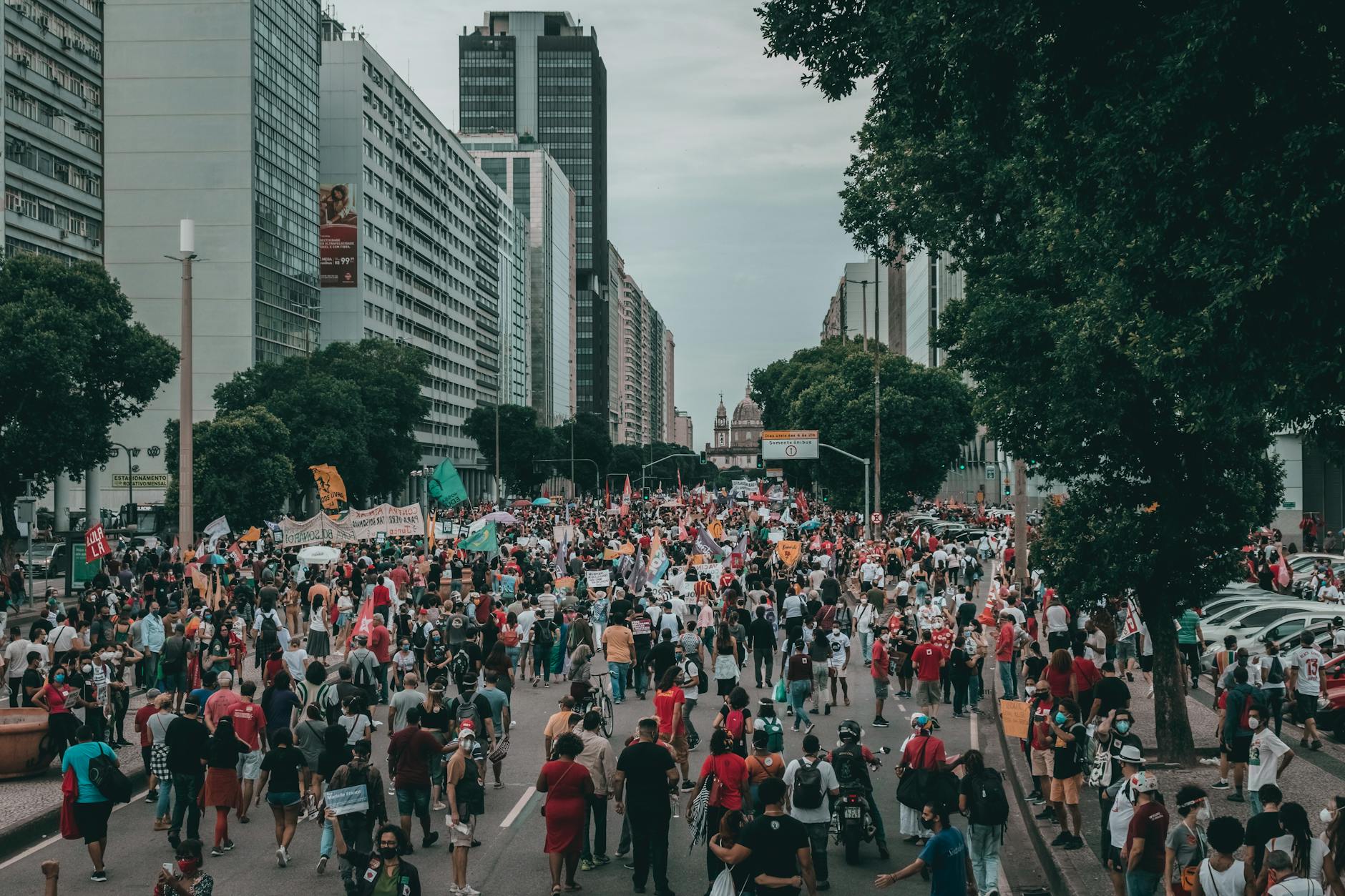 Manifestantes brasileiros participando de protesto político.